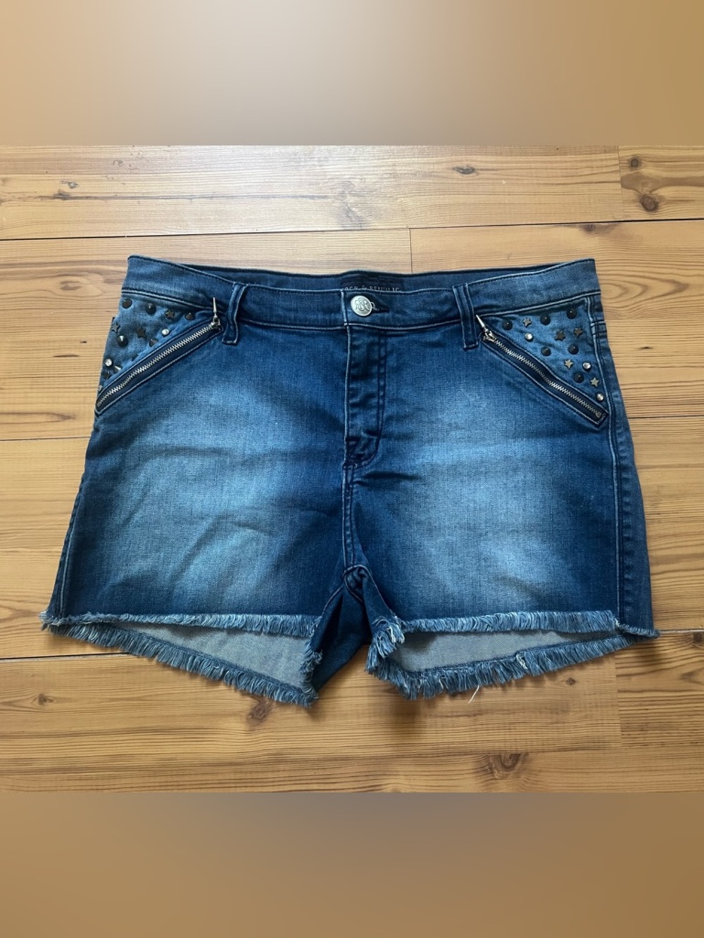 Rock & Republic Woman’s Stretchy Medium Wash Bling Western Denim Shorts Size 36